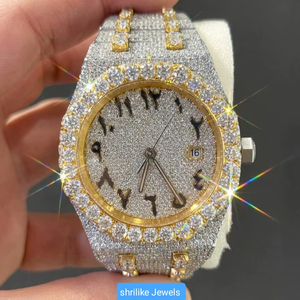 นาฬิกาควอตซ์หน้าปัดแบบอาหรับประดับเพชรสองสี |   นาฬิกาฮิปฮอปหรูหราประดับเพชรโมอิสซาไนต์ VVS สีเหลืองทองและสีเงิน - Product Image 1