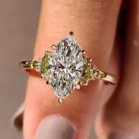 Bague de fiançailles vintage en or jaune avec diamant taille marquise et accents de pierres précieuses vertes, alliance florale pour anniversaire, cadeau de luxe raffiné