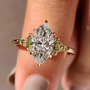 Anillo de Compromiso Vintage con Diamante Corte Marquesa y Detalles de Piedras Preciosas Verdes, Banda Floral de Oro Amarillo para Aniversario, Regalo de Lujo - Product Image 1
