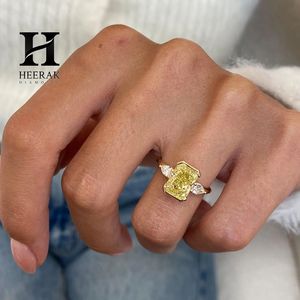 Anillo Radiante Amarillo de Moda con Engaste de Bisel de 3 Piedras y Piedras Laterales en Forma de Lágrima, Joyería de Oro Amarillo de 10K y 14K - Product Image 1