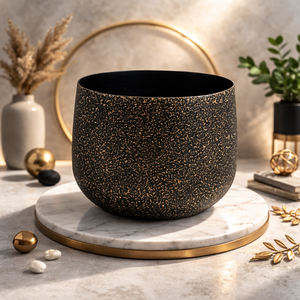 กระถางต้นไม้เหล็กตกแต่ง เหมาะสำหรับตกแต่งห้องนั่งเล่น โต๊ะทำงาน ด้วยดีไซน์ทันสมัยและเคลือบทองเหลืองโบราณ - Product Image 1