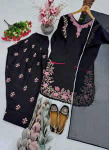 Traje Farshi Clásico de Seda Romana Pesada Bordada de AARIKA TEXTILE con Pantalón a Juego y Dupatta de Georgette Sintética, Ropa Étnica Tradicional - Product Image 4