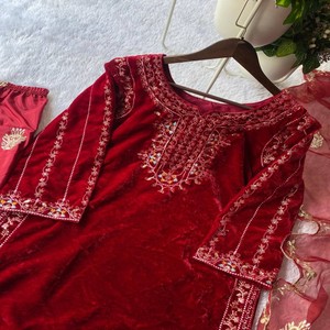Conjunto Salwar de terciopelo de diseñador VASTRA COTTAGE con bordado de lentejuelas y dupatta de organza, microforro, atuendo étnico para fiestas. - Product Image 5