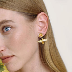 Modernos Pendientes de Acero Inoxidable Chapados en Oro de 18K con Diseño de Abeja, Margarita y Circonitas, Joyería de Abeja - Product Image 5