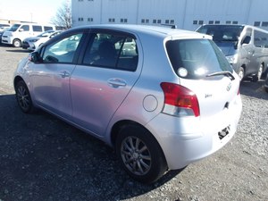 Toyota Vitz 2011 Hatchback Manuelle Sièges en Tissu R15 - Product Image 2
