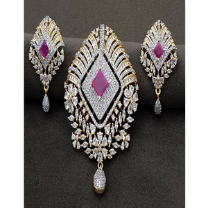 Impresionante Conjunto de Collar con Colgante de Latón Dorado de Primera Calidad con Acabado Blanco y Circonitas Cúbicas, Ideal para Aniversarios, Fiestas, Bodas, Regalo - Product Image 1