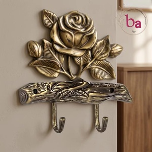 Porte-manteau mural décoratif en fonte, fait main, motif floral vintage rose, 2 crochets, installation facile - Product Image 1