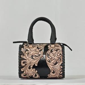 Sac de voyage mini Speedy pour femme en cuir véritable noir à 100 %, orné d'une seule pierre sur le dessus et de motifs floraux sculptés à la main - Product Image 1