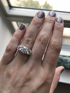 Vente flash - Bague à trois pierres en moissanite argentée avec serti à griffes, design personnalisé, pour fiançailles, anniversaire, célébrations et occasions spéciales - Product Image 5