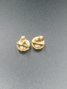 Pendientes Clásicos de Plata Chapada en Oro con Piedra Verde Corte Esmeralda y Halo de Diamantes Redondos de Corte Brillante para Mujer - Product Image 4