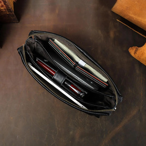 Bolsos de mano de cuero de lujo que ofrecen un almacenamiento seguro para documentos importantes, tabletas y pertenencias personales a un precio razonable. - Product Image 5