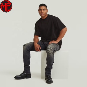 Jean en denim déchiré et patchwork pour homme, taille mi-haute, coupe slim droite, délavé, avec poches cargo boutonnées, style streetwear - Product Image 3