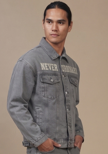 แจ็คเก็ตยีนส์สีเทาสำหรับผู้ชาย ปักลายตามสั่ง ปกเสื้อพับได้ เสื้อแจ็คเก็ตยีนส์แฟชั่นสำหรับผู้ชาย เสื้อคลุมยีนส์ผู้ชาย - Product Image 4