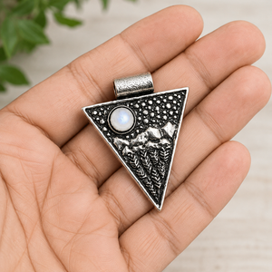 Pendentif Triangle Gothique en Pierre de Lune Arc-en-ciel Naturelle, Fait Main, en Laiton Plaqué Or et Argent, Bijou Tendance, Vente en Gros - Product Image 5