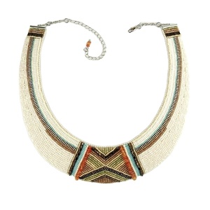 Collier artisanal en perles multicolores avec médaillon géométrique et franges, style tribal ethnique bohème, perles de rocaille - Product Image 1