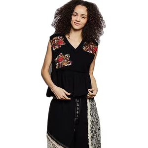 Top sin mangas con volantes y parche floral POL con detalle de borde sin rematar - Product Image 1