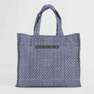 Sac fourre-tout matelassé réversible carré en coton imprimé bloc à la main, sacs fourre-tout matelassés à l'épaule pour femmes avec sac personnalisé - Product Image 1