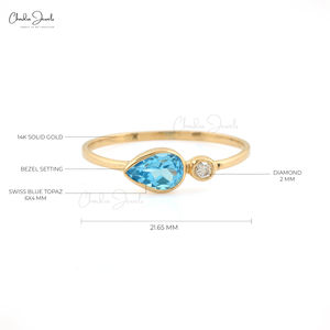 Fournisseurs en gros de premier plan : Bague d'accentuation en topaze bleue suisse taille poire 6x4mm avec sertissage clos de diamants en or jaune massif 14 carats pour mariée - Product Image 3