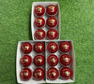 Balle de cricket rouge dure personnalisée de haute qualité avec logo personnalisé, best-seller, vente en gros, fabriquée au Pakistan - Product Image 4