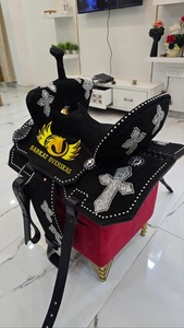 Silla de montar de cuero genuino personalizada para carreras de barriles estilo western, con adornos en forma de cruz, de cuero suave y madera, duradera, con asiento profundo y cantle alto - Product Image 3