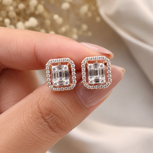 Boucles d'oreilles clous en or jaune massif 18 carats avec diamants baguette naturels et halo carré, collection Memoria Jewels, vente en gros - Product Image 5