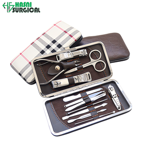 Set de Manicura y Pedicura de Acero Inoxidable con Cortaúñas a Cuadros, Lima de Uñas, Tijeras y Recolector de Residuos en Estuche Metálico - Product Image 2