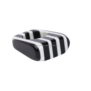 Vente en gros personnalisée de la meilleure qualité fabriquée à la main de haute qualité belle bague en résine colorée pour les femmes faite à la main en Inde - Product Image 5