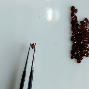Granate Rojo Natural de 3.5x2.5MM, Corte Pera, Gema Suelta de la Mejor Calidad para Joyería - Product Image 1