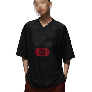 T-shirt athlétique à manches courtes col en V pour femme, style streetwear urbain, en maille noire, coupe ample hip-hop, avec patchs numérotés rouges - Product Image 1