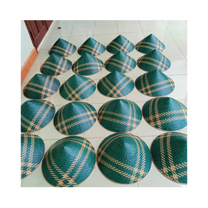 Chapeau conique traditionnel vietnamien fait main en feuilles de palmier, design en paille naturelle pour activités de plein air et culturelles - Product Image 5