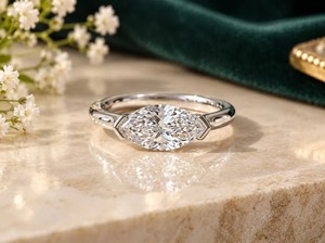 Anillo de compromiso solitario minimalista de moissanita de 1.5 CT con corte marquesa de orientación este-oeste en plata de ley con certificado IGI en venta - Product Image 2