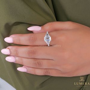 Bague de fiançailles Lumera en diamant taille émeraude, style classique en platine, certifiée IGI, bijoux fins pour femmes - Product Image 5