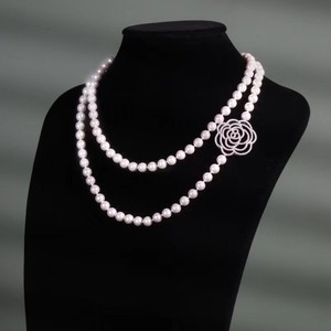 Collier de perles d'eau douce 8-9 mm avec pendentif camélia, chaîne longue et extension, collection automne/hiver, bijoux JI - Product Image 1