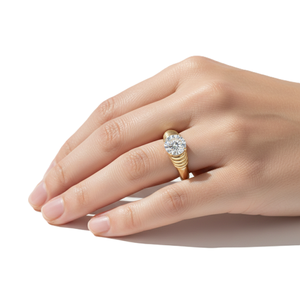 Bague de fiançailles de luxe en or massif 10K 14K, à bande épaisse, avec diamant moissanite de laboratoire rond brillant et motif côtelé doré - Product Image 6