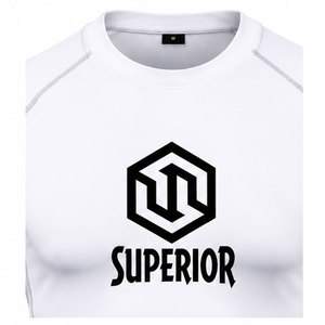 Camiseta deportiva de compresión duradera hecha de una mezcla de poliéster y spandex de alta calidad, controla la humedad y ofrece un rendimiento duradero. - Product Image 6