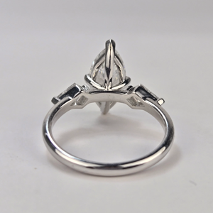 Anillo de Compromiso y Aniversario de Oro Amarillo de 14k con Diamante de Laboratorio de 1.5 CT, Corte Marquesa, Chapado en Rodio - Product Image 4