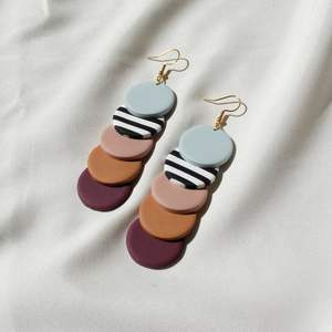 Boucles d'oreilles en résine faites à la main de luxe, matériau de qualité supérieure, élégantes, fournitures de perlage pour les fêtes, durables, légères et confortables - Product Image 1