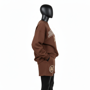 Conjunto de Sudadera y Pantalones Cortos de Felpa de Algodón Premium GSM para Mujer, Color Marrón, con Estampado Gráfico y Logotipo - Product Image 3