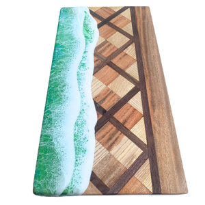 Planche à découper artisanale en bois et résine, design océan bleu, pour la cuisine - Product Image 5