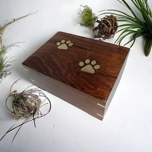 Urne funéraire en bois pour animaux de compagnie, gravée avec le nom et les dates, boîte rectangulaire pour les restes d'animaux, fabriquée avec amour - Product Image 5