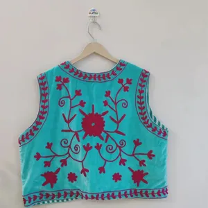 Chaleco Tradicional Rajastaní de Primera Calidad para Mujer, Chaqueta sin Mangas de Terciopelo Turquesa, Koti Hecho a Mano, Prenda Étnica para el Invierno - Product Image 2