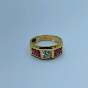 Bague de déclaration exquise plaquée or 22 carats pour homme, ornée d'un zircon central taille brillant et flanquée de deux baguettes de rubis rouge intense - Product Image 1