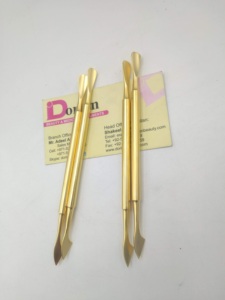 Empujador de cutículas de acero inoxidable chapado en oro mate de primera calidad, con logotipo personalizado, de doble punta, para el cuidado de las uñas. - Product Image 3