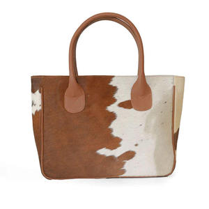Sac hobo en cuir gaufré bleu marine avec bandoulière réglable et poche avant zippée - Product Image 3