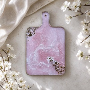 Planche à découper ronde en résine avec des pommes de pin, des baies et des plantes d'automne intégrées - Product Image 6