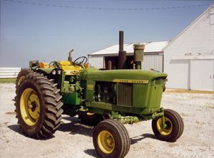 Tracteur agricole John Deere 4020 de haute qualité, 4 roues motrices, moteur diesel, prise de force, machines agricoles, efficace, durable, fonctionnement fiable - Product Image 6