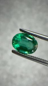 Émeraude naturelle zambienne rare de 0,85 ct, taille ovale, pierre précieuse verte, qualité joaillerie fine, Jai Narayan Gems Oval088 - Product Image 1