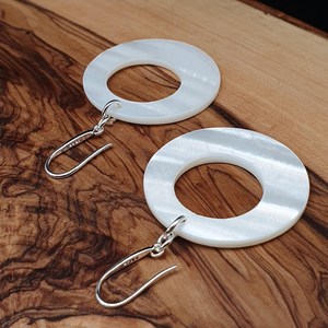 Boucles d'oreilles ovales en nacre polie, bijoux artisanaux naturels, objets d'art de collection, pour fêtes et mariages - Product Image 3