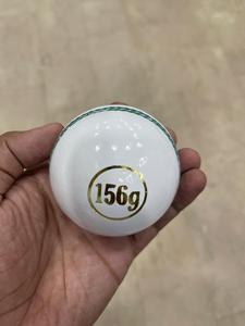 Pelota de Cricket STITCH LAB Personalizada en Color, con Acabado de Cera de Cuero y Goma, 156g, Edición Limitada, para Entrenamiento Profesional - Product Image 1