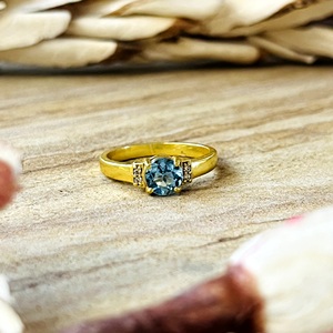 Anillos de Topacio Azul de Diseño Único, Banda Minimalista de Latón para Mujer, Chapado en Oro de 18k, Estilo Geométrico Delicado, para Venta al por Mayor/OEM/ODM - Product Image 1